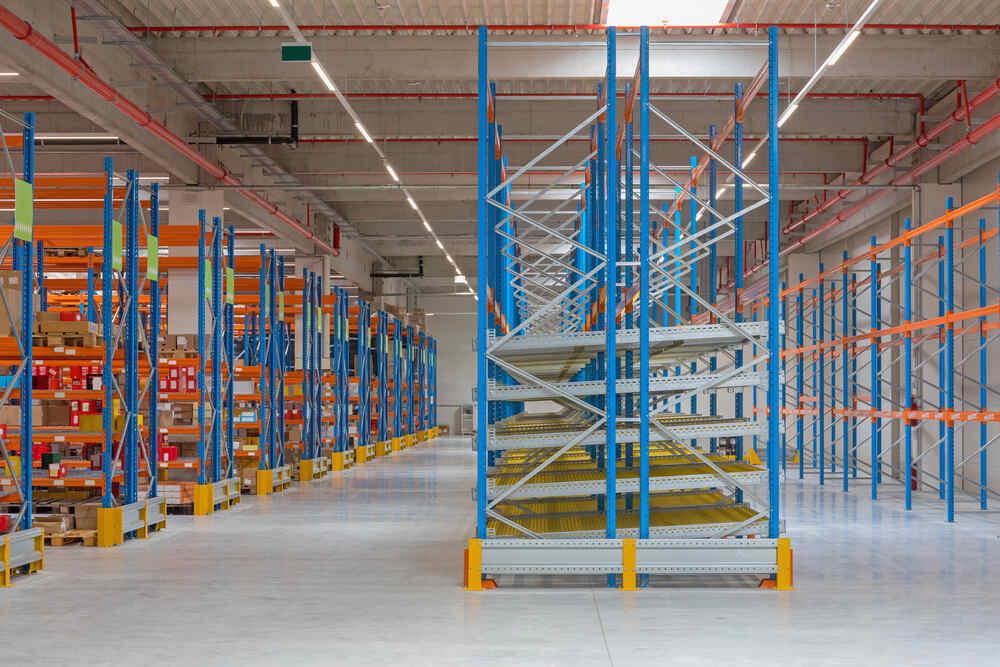 Many warehouses use a combination of pallet and flow racks.